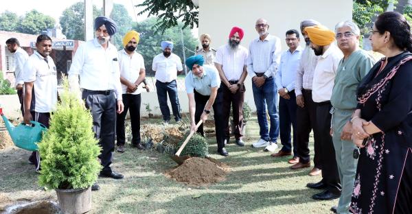 The drive was inaugurated by Dr. Jatinder Paul Singh Gill, Vice Chancellor of the University, in the presence of the Deans, Directors and Officers of the University